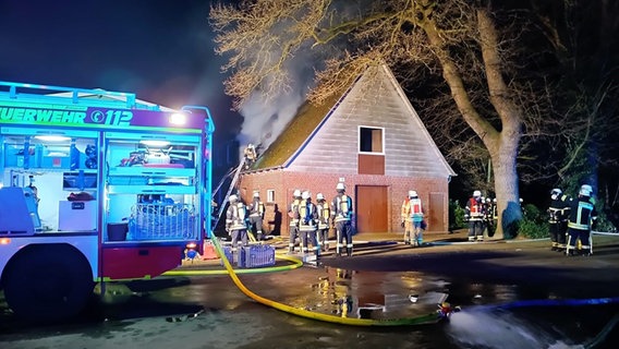 Feuerwehrleute beim Löschen eines Brandes in einem Dachgeschoss in der Ortschaft Brobergen. Feuerwehrleute beim Löschen eines Brandes in einem Dachgeschoss in der Ortschaft Brobergen. © Polizeiinspektion Stade