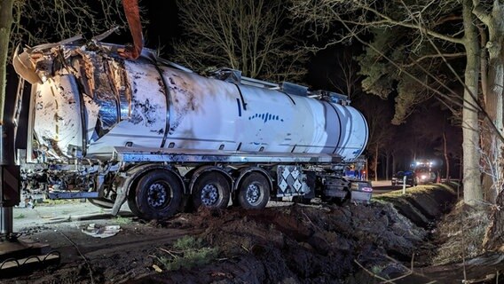 Ein Tanklastzug ist auf der Straße zwischen Bellen und Brockel von der Straße abgekommen. © Freiwillige Feuerwehr Samtgemeinde Bothel 