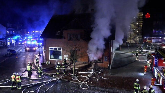 Die Feuerwehr löscht ein brennendes Gebäude in Buchholz in der Nordheide. © TeleNewsNetwork 