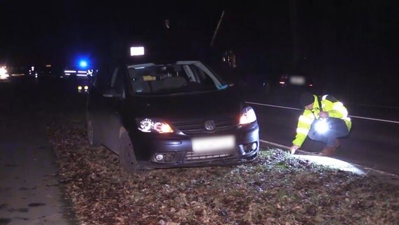 Ein Polizeibeamter untersucht eine Unfallstelle an einer Bundesstraße. © Hellwig TV-Elbnews Produktion 