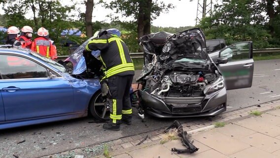 Zerstörte Pkw stehen nach einem Unfall an einer Straße. © Hellwig TV Elbnews Produktion 