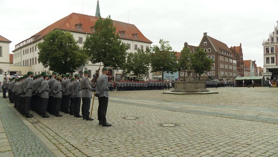 Soldaten der Bundeswehr stehen auf einem Platz in Lüneburg. © NDR 
