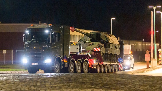 Ein Tieflader der Bundeswehr verlässt mit einer Panzerhaubitze 2000 (PzH 2000) die Hindenburg-Kaserne in Richtung Litauen. © dpa Foto: Philipp Schulze