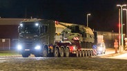 Ein Tieflader der Bundeswehr verlässt mit einer Panzerhaubitze 2000 (PzH 2000) die Hindenburg-Kaserne in Richtung Litauen. © dpa Foto: Philipp Schulze