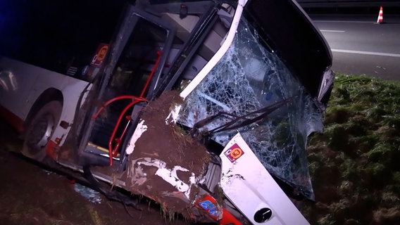 Nach einem Unfall liegt ein Bus stark beschädigt in einem Graben bei Hollenstedt. © Hellwig TV-Elbnews Produktion 