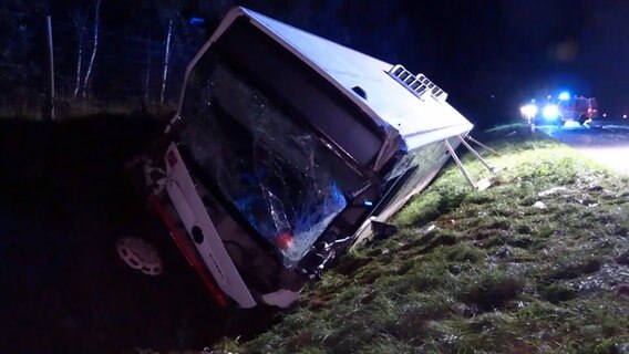 Nach einem Unfall liegt ein Bus stark beschädigt in einem Graben bei Hollenstedt. © Hellwig TV-Elbnews Produktion 