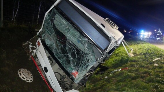 Nach einem Unfall liegt ein Bus stark beschädigt in einem Graben bei Hollenstedt. © Polizeiinspektion Rotenburg 