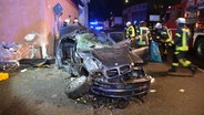 Ein Auto ist bei einem Unfall in Buxtehude gegen eine Hauswand geprallt und völlig zerstört. © Polizeiinspektion Stade Foto: Polizeiinspektion Stade
