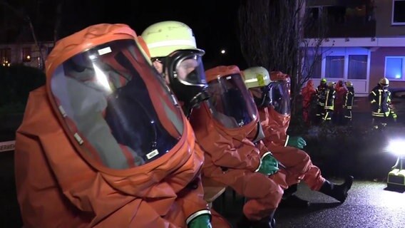 Feuerwehr mit Schutzanzügen an einer Einsatzstelle in Buxtehude. Feuerwehr mit Schutzanzügen an einer Einsatzstelle in Buxtehude. © TV Elbnews