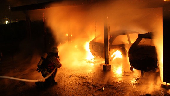 Einsatzkräfte der Feuerwehr löschen eine Carport-Anlage. © Freiwillige Feuerwehr Seevetal Foto: Matthias Köhlbrandt