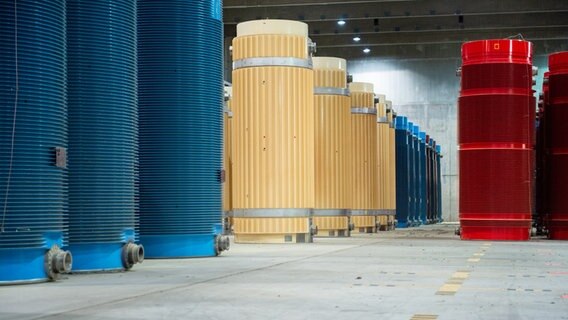 Blaue, beige und rote Behälter mit hochradioaktivem Atommüll stehen im Ziwschenlager Gorleben. © picture alliance/dpa | Lucas Bäuml Foto: Lucas Bäumlb
