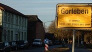 Das Ortsschild Gorleben überklebt mit der Ausschrift: Gorleben ist überall, Tag x wir stellen uns quer. © NDR 