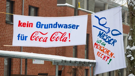 Lüneburg: "Kein Grundwasser für Coca Cola" steht unter anderem auf einem Protest-Banner nahe des geplanten Coca-Cola-Brunnens. Der Konzern möchte mit einem neuen Brunnen bei Reppenstedt bis zu 350 000 Kubikmeter Wasser jährlich aus einer Tiefe von etwa 195 Metern fördern. © dpa-Bildfunk Foto: Philipp Schulze