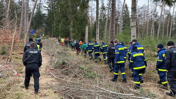 Einsatzkräfte in einem Waldgebiet (Cold Case Gitta Schnieder Lüneburg). © Polizeidirektion Lüneburg 