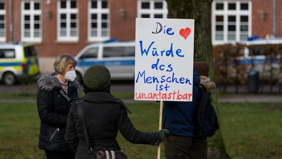 Eine Teilnehmerin einer Demonstration gegen Corona-Politik hält ein Schild. © dpa-Bildfunk Foto: Philipp Schulze