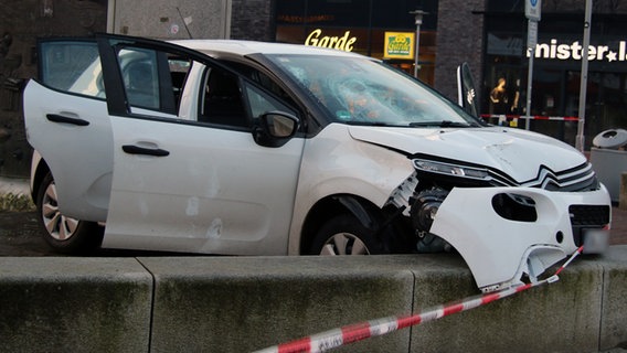 Ein Pkw steht nach einem Unfall an der Bahnhofstraße in Cuxhaven. © Cuxhavener Nachrichten Foto: Jens Potschka