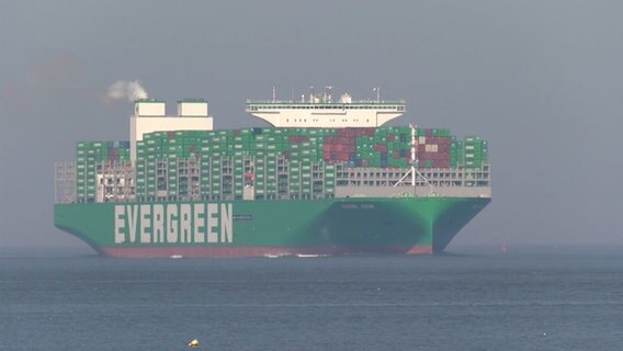 Das Containerschiff "Ever Ace" der Reederei "Evergreen" passiert Cuxhaven.  