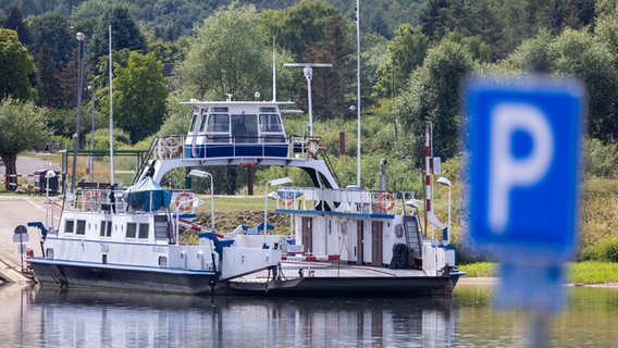 Das Fährschiff "Tanja" musste wegen Niedrigwassers in der Elbe den Fährbetrieb zwischen Darchau und neu Darchau einstellen. © dpa-Bildfunk Foto: Jens Büttner