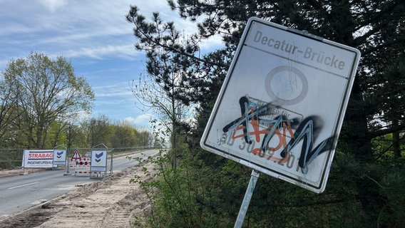 Ein Schild zeigt, dass die Decatur-Brücke bei Seevetal seit 2016 gesperrt. © NDR Foto: Marlene Kukral
