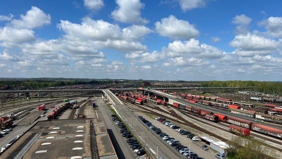 Die Decatur-Brücke bei Seevetal führt über den Rangierbahnhof in Maschen.wird saniert. © NDR Foto: Marlene Kukral