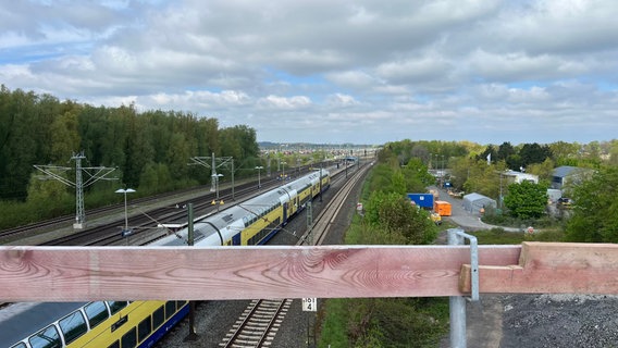Der Blick von der Decatur-Brücke auf den Bahnhof Maschen, wo eine Regionalbahn hält. © NDR Foto: Marlene Kukral