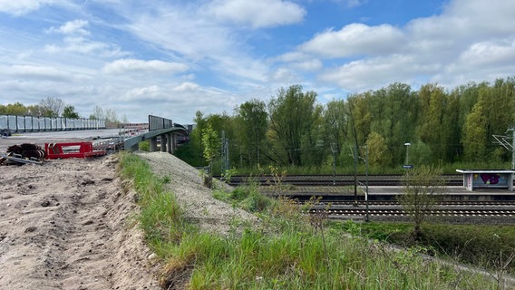 Die Dicatur-Brücke in Maschen ist eine Baustelle. Sie führt auch über die Gleise des Personenverkehrs. © NDR Foto: Marlene Kukral