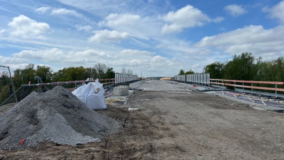 Die Dicatur-Brücke in Maschen ist eine Baustelle. © NDR Foto: Marlene Kukral