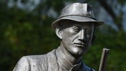 Der Kopf der lebensgroßen Bronzestatue von Hermann Löns. © dpa - Bildfunk Foto: Holger Hollemann