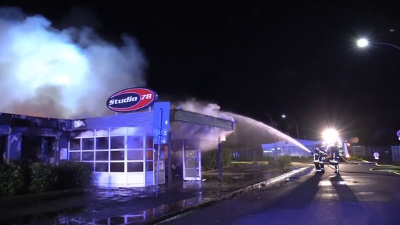 Feuerwehrkräfte löschen die brennende Diskothek "Studio78" in Walsrode. © Hellwig TV-Elbnews Produktion 
