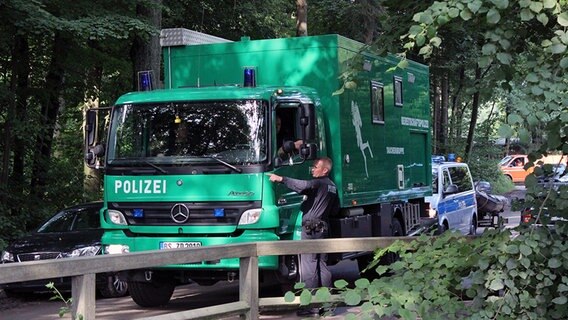 Ein Lastwagen der Polizei am Seppenser Mühlenteich. © NDR Foto: Lars Gröning