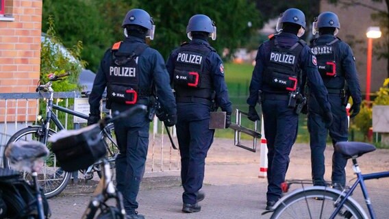 Polizisten führen eine Razzia in einem Wohngebiet durch. © dpa-Bildfunk Foto: Philipp Schulze