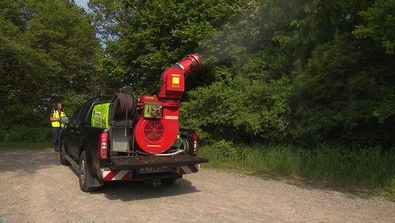Von einem Traktor wird gegen den Eichenprozessionsspinner gesprüht. © NDR 