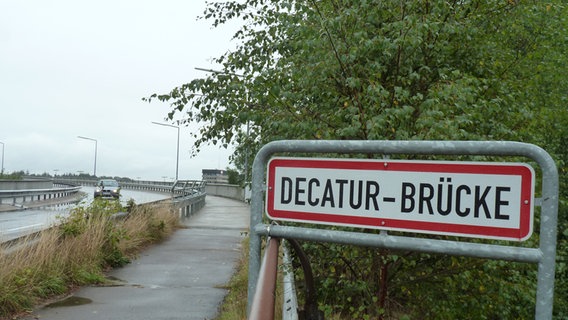 Ein Schild mit der Aufschrift "Decatur-Brücke". © NDR Foto: Lars Gröning
