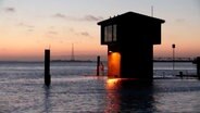 Ein Pegelhaus an der Elbe bei erhöhtem Wasserstand © TV Elbnews 