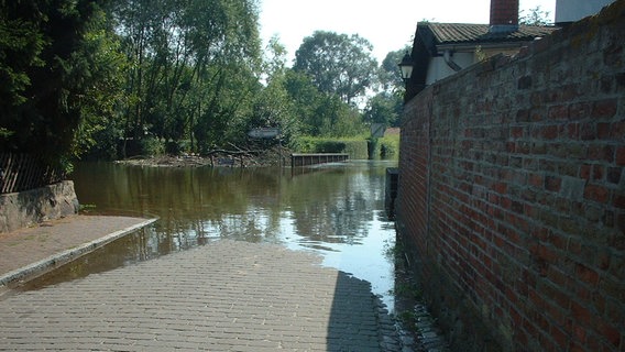 August 2002: Das Hochwasser in Hitzacker hat eine kleine Straßenkreuzung komplett überspühlt. © Stadt Hitzacker Foto: Stadt Hitzacker