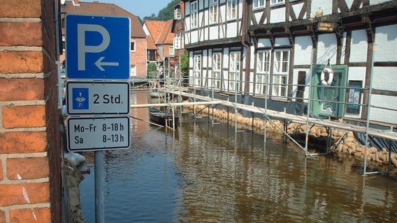 August 2002: Das Elbhochwasser steht in der Innenstadt von Hitzacker. Mit Baugerüsten, Sandsäcken und Plastikplanen versuchen die Einwohner dem Wasser zu trotzen. © Stadt Hitzacker Foto: Stadt Hitzacker