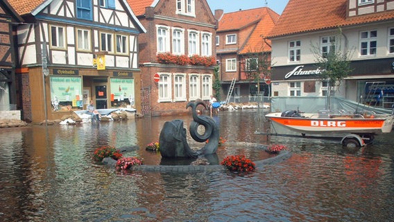 Im Juli 2002 steht die Innenstadt von Hitzacker unter Wasser. © Stadt Hitzacker 