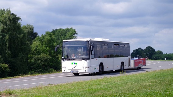 Ein Bus mit Anhänger fährt durch die Landschaft. © Leader-Region Achtern-Elbe-Diek Foto: Annika Paulini