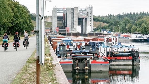 Binnenschiffe stauen sich auf dem Elbe-Seitenkanal vor dem Schiffshebewerk Lüneburg-Scharnebeck. © dpa-Bildfunk Foto: Markus Scholz/dpa