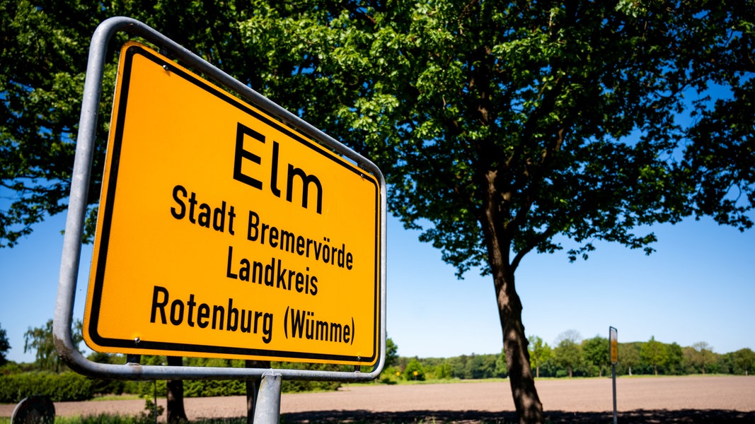 Das Ortsschild von Bremervörde-Elm, dem Heimatort des vermissten Arian, steht vor Bäumen am Ortseingang.
