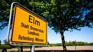 Das Ortsschild von Bremervörde-Elm, dem Heimatort des vermissten Arian, steht vor Bäumen am Ortseingang. © dpa-Bildfunk Foto: Daniel Bockwoldt