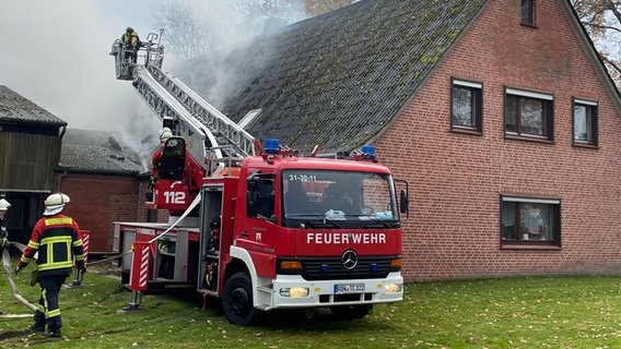 Feuerwehrleute löschen einen Dachstuhlbrand von eienr Drehleiter aus. © Feuerwehr Rotenburg (Wümme) 