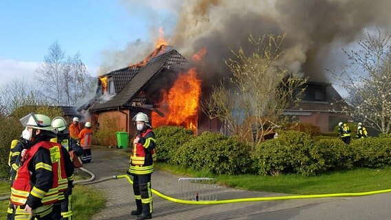 Feuer Zerstort Haus Im Landkreis Stade 400 000 Euro Schaden Ndr De Nachrichten Niedersachsen Studio Luneburg