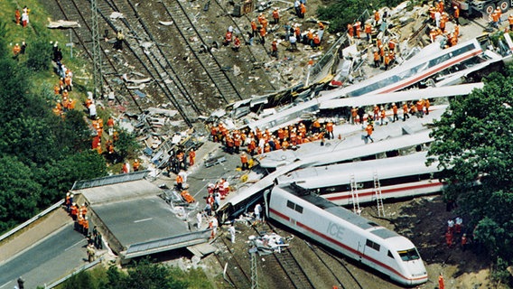 Das Zug-Unglück in Eschede, aus einem Hubschrauber fotografiert. © dpa - Report Foto: Ingo Wagner