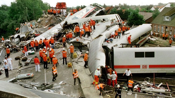 Unzählige Rettungshelfer befinden sich auf einem Haufen Zug-Trümmer. © dpa-Bildfunk Foto: Holger Hollemann