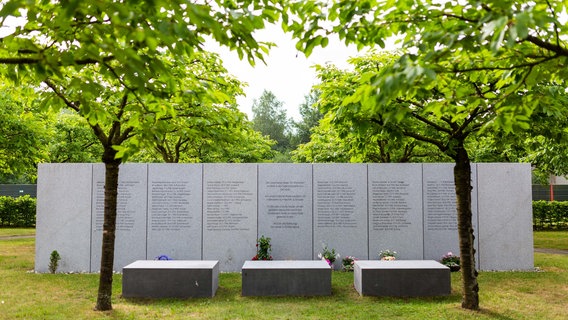 Die Granittafel mit den Namen der Opfer, fotografiert am 20. Jahrestag des Zugunglücks von Eschede. © dpa-Bildfunk Foto: Philipp von Ditfurth