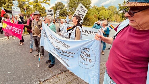 Teilnehmern der Demo gegen das Erntedankfest von Rechtsradikalenhalten ein Banner mit dem Text "Herz statt Hetze". © NDR Foto: Hans-Christian Hoffmann