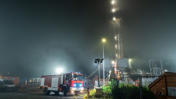 Ein Feuerwehrfahrzeug steht nachts an der Erdgas-Bohrstelle Söhlingen-Ost Z5 in Tewel. Ein Feuerwehrfahrzeug steht nachts an der Erdgas-Bohrstelle Söhlingen-Ost Z5 in Tewel. © JOTO Foto: Tobias Johanning