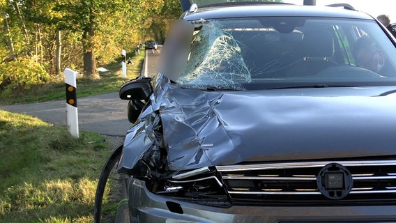 Ein Auto ist nach einem Unfall beschädigt. © TV Elbnews Foto: TV Elbnews