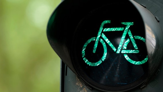 Auf eienr Ampel für Fahrradfahrer leuchtet das grüne Signal. © dpa - Bildfunk Foto: Marius Becker